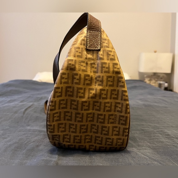 Vintage Fendi shoulder bag. This bag is in very good condition. - Picture 3 of 7